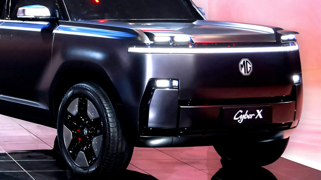 Elektrické SUV značky MG vypadá jako mini verze Land Cruiseru s vysouvacími světly