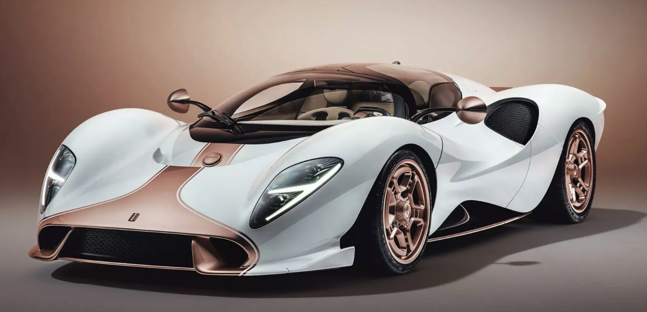 Analogový zázrak bez displejů. De Tomaso P72 konečně vyráží na silnice